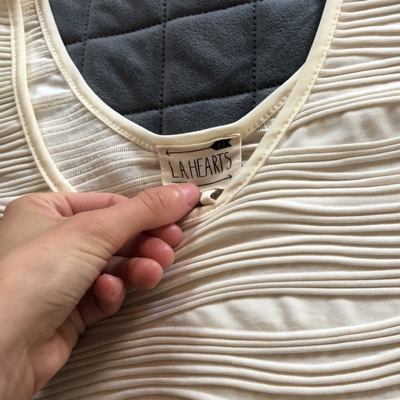 🖤5/$25 LA hearts textured cream crop top - Picture 3 of 5